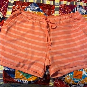 Linen cargo shorts with pockets and drawstring.